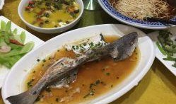 乡里乡亲吃瓜,共享瓜香时光