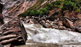 虎跳峡徒步吃瓜,徒步之旅中的悠闲食瓜时光