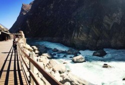 虎跳峡徒步吃瓜,徒步之旅中的悠闲食瓜时光