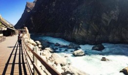 虎跳峡徒步吃瓜,徒步之旅中的悠闲食瓜时光