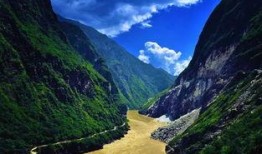 虎跳峡徒步吃瓜,徒步之旅中的悠闲食瓜时光